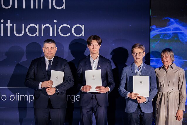 Valdovų rūmuose Vilniuje penktadienį pagerbti medalius tarptautinėse olimpiadose pelnę mokiniai.