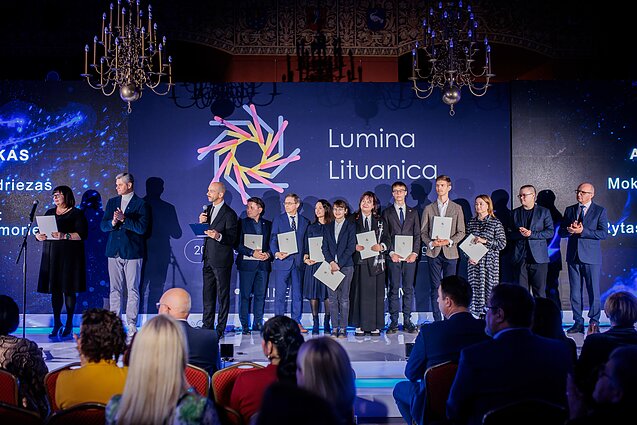 Valdovų rūmuose Vilniuje penktadienį pagerbti medalius tarptautinėse olimpiadose pelnę mokiniai.