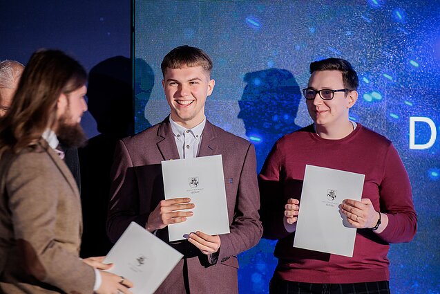 Valdovų rūmuose Vilniuje penktadienį pagerbti medalius tarptautinėse olimpiadose pelnę mokiniai.