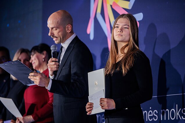 Valdovų rūmuose Vilniuje penktadienį pagerbti medalius tarptautinėse olimpiadose pelnę mokiniai.