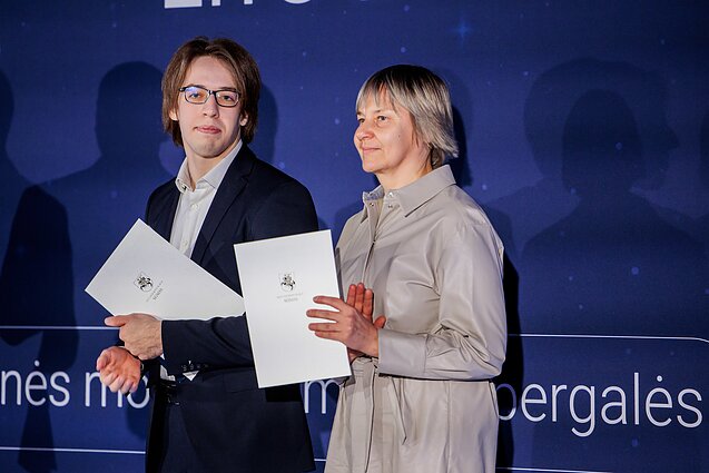 Valdovų rūmuose Vilniuje penktadienį pagerbti medalius tarptautinėse olimpiadose pelnę mokiniai.