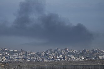 Po Izraelio  smūgio sekmadienį Gazos Ruože kyla dūmai