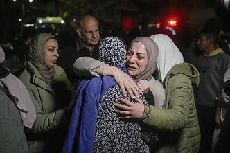 Izraelis paleido pirmuosius 90 įkalintų palestiniečių – dauguma moterys