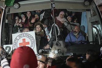 Izraelis paleido pirmuosius 90 įkalintų palestiniečių – dauguma moterys