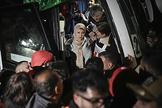 Izraelis paleido pirmuosius 90 įkalintų palestiniečių – dauguma moterys
