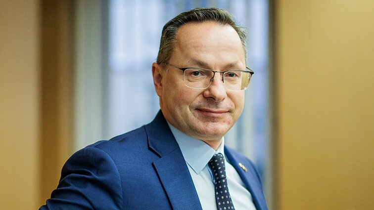 Ateinant Trumpui, Pavilionio patarimas europiečiams – prikąsti liežuvį ir įjungti smegenis