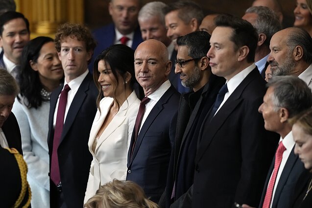 „Meta“ įkūrėjas Markas Zuckerbergas su žmona Priscilla Chan, „Amazon“ vadovas Jeffas Bezosas ir jo partnerė Lauren Sanchez, Elonas Muskas