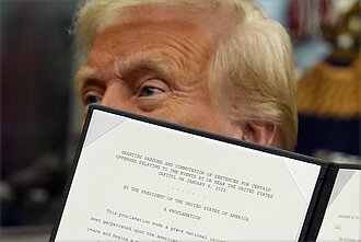 Donaldas Trumpas grįžta į Baltuosius rūmus