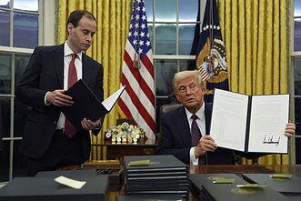 Donaldas Trumpas grįžta į Baltuosius rūmus