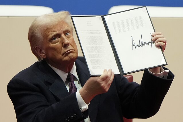 Donaldas Trumpas pirmąją kadencijos dieną pasirašinėja vykdomuosius įsakus