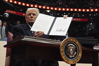 Donaldas Trumpas pirmąją kadencijos dieną pasirašinėja vykdomuosius įsakus
