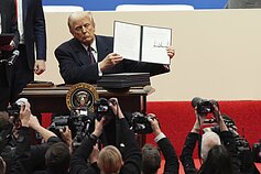Donaldas Trumpas pirmąją kadencijos dieną pasirašinėja vykdomuosius įsakus
