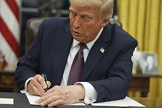 Donaldas Trumpas pirmąją kadencijos dieną pasirašinėja vykdomuosius įsakus