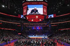 Donaldas Trumpas pirmąją kadencijos dieną pasirašinėja vykdomuosius įsakus