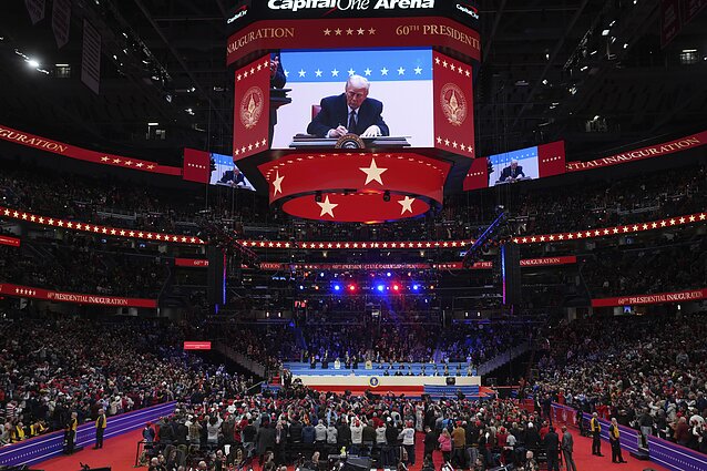 Donaldas Trumpas pirmąją kadencijos dieną pasirašinėja vykdomuosius įsakus