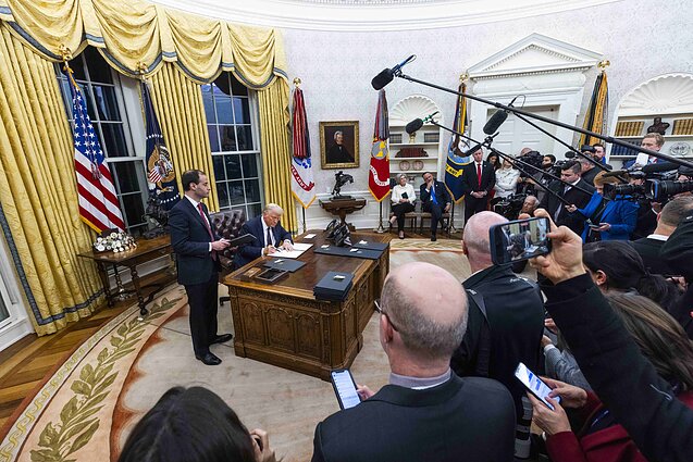 Donaldas Trumpas Ovaliajame kabinete Donaldas Trumpas Ovaliajame kabinete