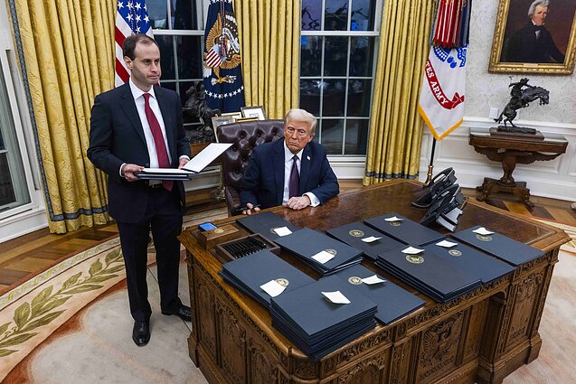 Дональд Трамп в Овальном кабинете Дональд Трамп в Овальном кабинете
