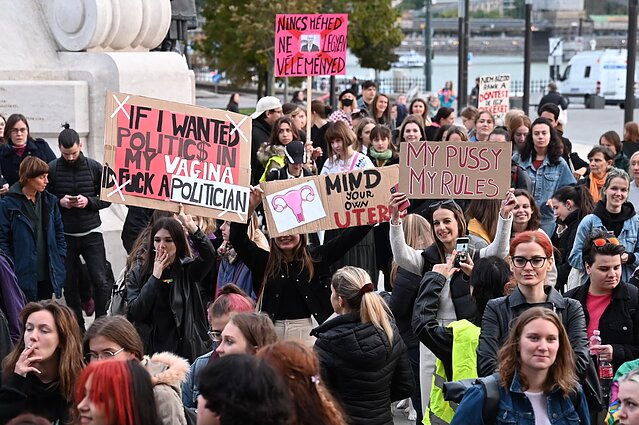 Protestas prieš abortų ribojimus Vengrijoje Protestas prieš abortų ribojimus Vengrijoje