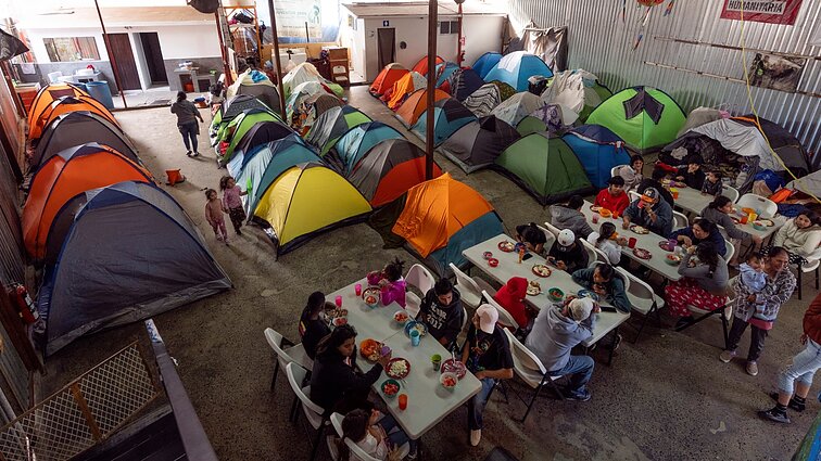 Meksikos pasienyje dygsta laikino prieglobsčio stovyklos: ruošiamasi migrantų antplūdžiui