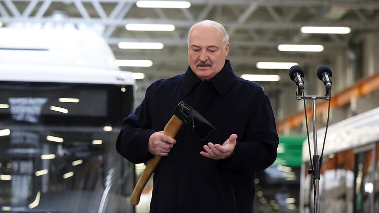 Lukašenka tęs Baltarusijos valdymą, nurodęs kontroliuoti, kad gyventojai „net necypteltų“
