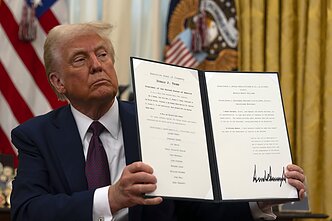 Trumpas suteikė malonę 23 protestavusiems abortų priešininkams