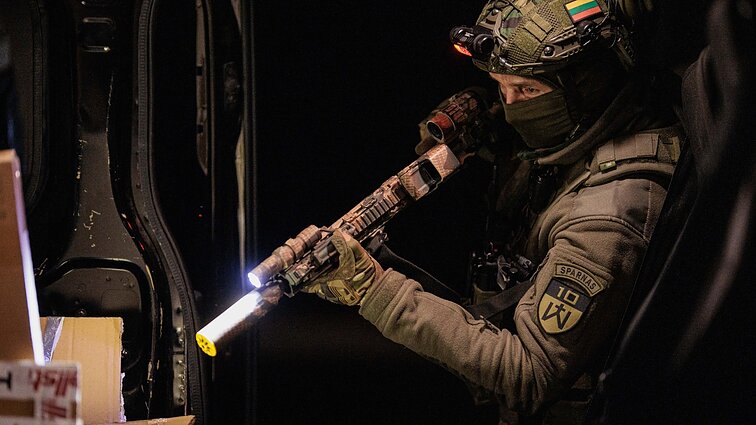 Finansuoti gynybą Nausėda siūlo įdarbinant gyventojų indėlių lėšas, daugiau skolinantis