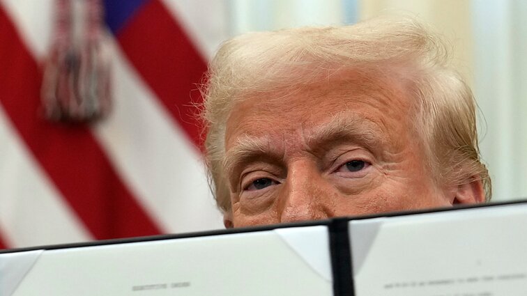 Trumpas švelnina toną Kinijos atžvilgiu: persigalvojo dėl žadėtų didesnių muitų tarifų