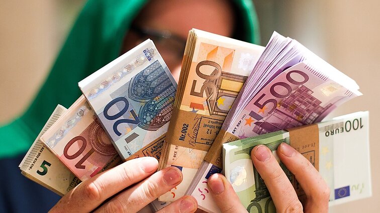 Finansiniai sukčiai – vis išradingesni: pernai iš gyventojų išviliota apie 17 mln. eurų