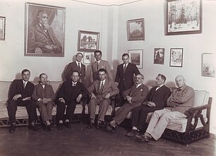 Valstybės teatro meno vadovybė. Iš kairės: operos solistas, režisierius P. Oleka, chormeisteris J. Štarka, režisieriai T. Pavlovskis ir A. Oleka-Žilinskas, dirigentai M. Bukša ir J. Tallat-Kelpša, dramos režisierius B. Dauguvietis. Stovi: baletmeisteris N. Zverevas, administratorius P. Adomavičius, dirigentas, koncertmeisteris L. Hofmekleris. Fotografas B. Mirbachas. Foto atelje „Ideal“. 1932 m. KMM PMMGEK 6160
