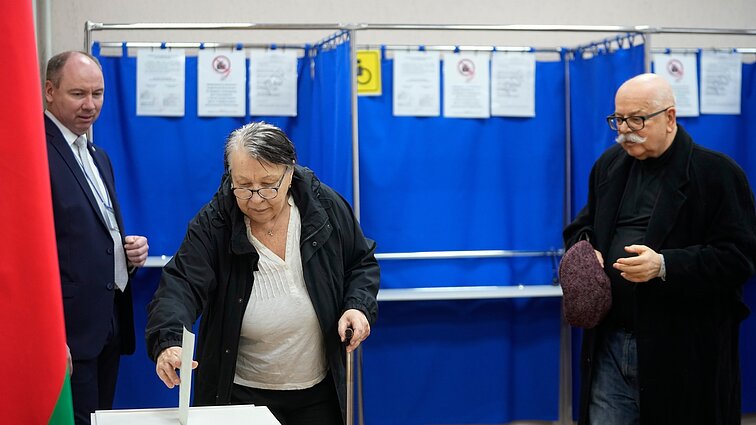 Baltarusijoje vyrauja nuomonė, kad Lukašenka šalį ne įtraukė į karą, o nuo jo apsaugojo