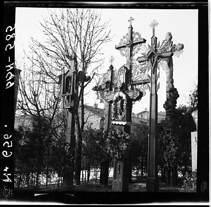 V. Svirskio kryžiai, atgabenti iš Surviliškio apylinkių į Karo muziejaus sodelį, XX a. 3–4 deš. V. Svirskio kryžiai, atgabenti iš Surviliškio apylinkių į Karo muziejaus sodelį, XX a. 3–4 deš.