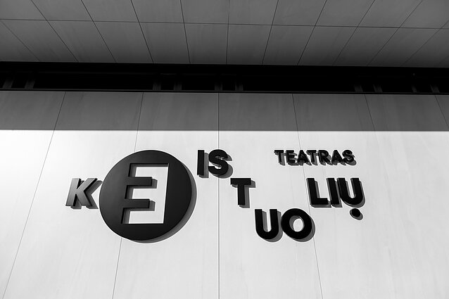 „Keistuolių teatro“ fasadas