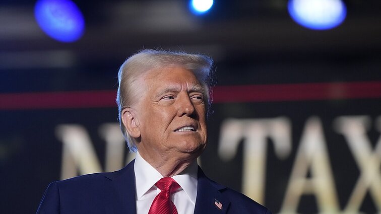 Trumpas išbando galios ribas: JAV sumaištį kelia jo pasirašyti įsakai