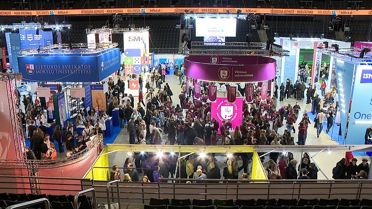 Aukštųjų mokyklų mugėje Kaune – studentų antplūdis: daugėja besirenkančių Lietuvą