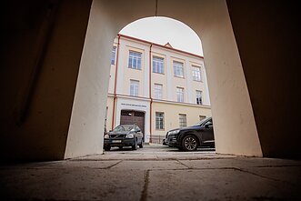 Automobiliai kieme