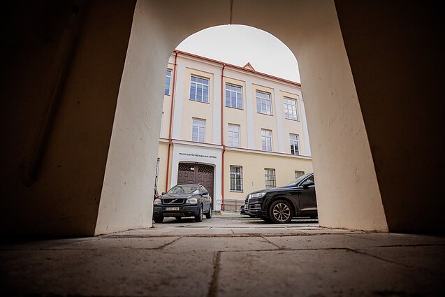 Automobiliai kieme