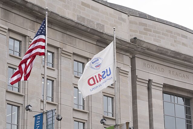 Trumpo kritikai priešinasi sprendimui įšaldyti USAID: esą tai lems mažesnę JAV įtaką
