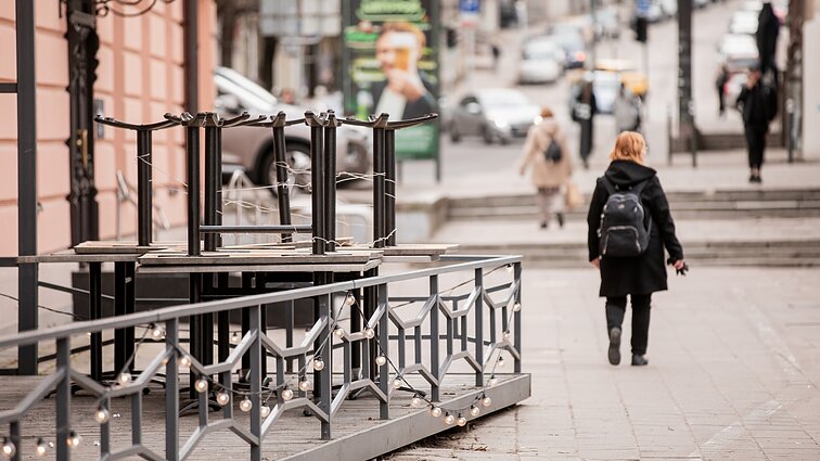 „Kaip ligonis su vidiniu kraujavimu“: daugėja priverstinai užsidarančių maitinimo įstaigų