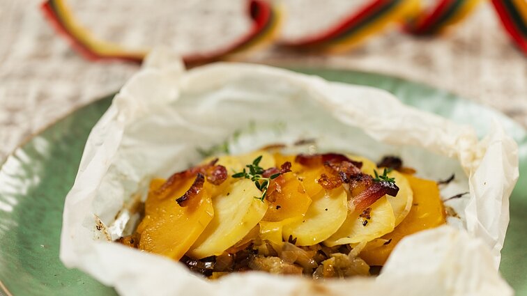 Tikrų lietuviškų skonių dermė: raugintų kopūstų „vokeliai“ su moliūgu ir šonine