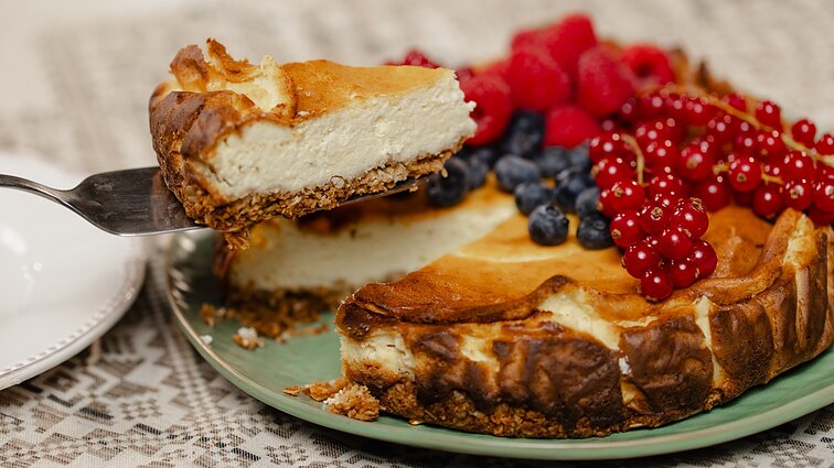 Itališkos maskarponės ir lietuviškos varškės duetas: pyragas su avižinių dribsnių pagrindu