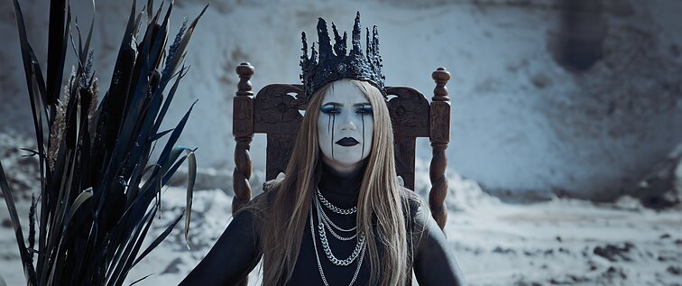 Kadras iš „Black Spikes“ vaizdo klipo Kadras iš „Black Spikes“ vaizdo klipo