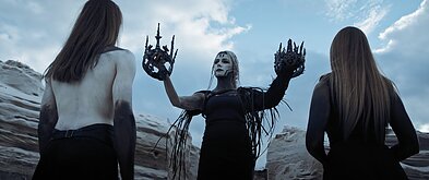 Kadras iš „Black Spikes“ vaizdo klipo Kadras iš „Black Spikes“ vaizdo klipo