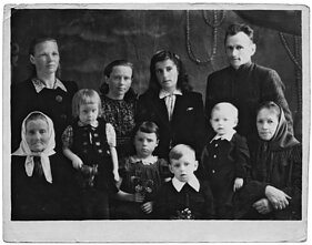 Dienoraščio autorius Jonas Janušauskas su tėvais, savo ir sesers šeima. Viso dešimt ištremtųjų. 