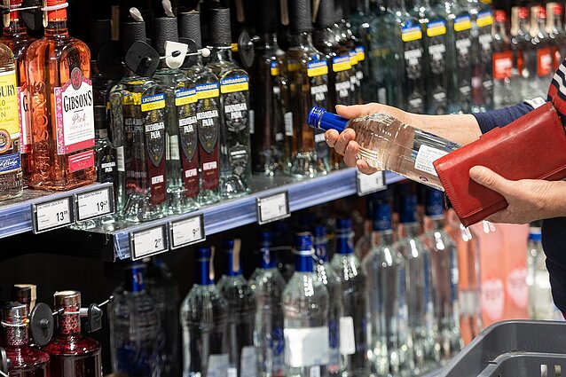 Gyventojai įvertino alkoholio ir rūkalų brangimus: Lietuvoje jau seniai nebeperkame