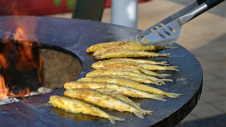 Palangoje – gardus žuvies kvapas ir pramogos: šurmuliuoja festivalis „Palangos stinta“