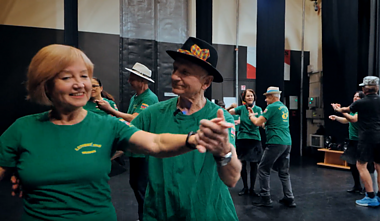 Nuo stogo Vladas Užolevičius skuba į šokių aikštelę 