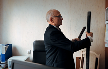 Vladas Užpolevičius kasdien prižiūri daugiabučių namų ir jų stogų būklę 