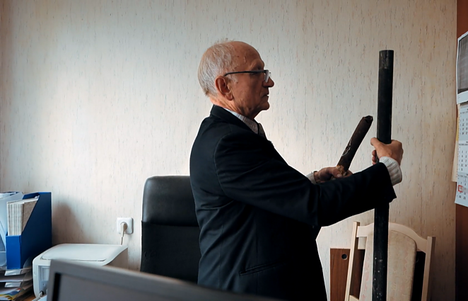 Vladas Užpolevičius kasdien prižiūri daugiabučių namų ir jų stogų būklę 