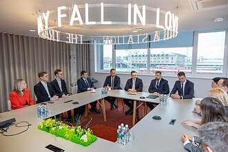 Генеральный директор группы LTG Эгидиюс Лазаускас и мэр Вильнюса Валдас Бенкунскас подписали соглашение о развитии единой городской транспортной системы