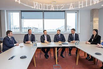 Генеральный директор группы LTG Эгидиюс Лазаускас и мэр Вильнюса Валдас Бенкунскас подписали соглашение о развитии единой городской транспортной системы